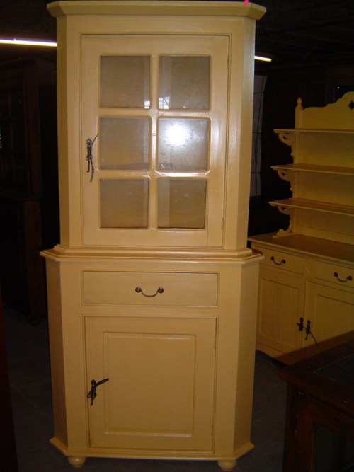 2-Door, 1-Drawer Corner Cabinet: (YD735-P)